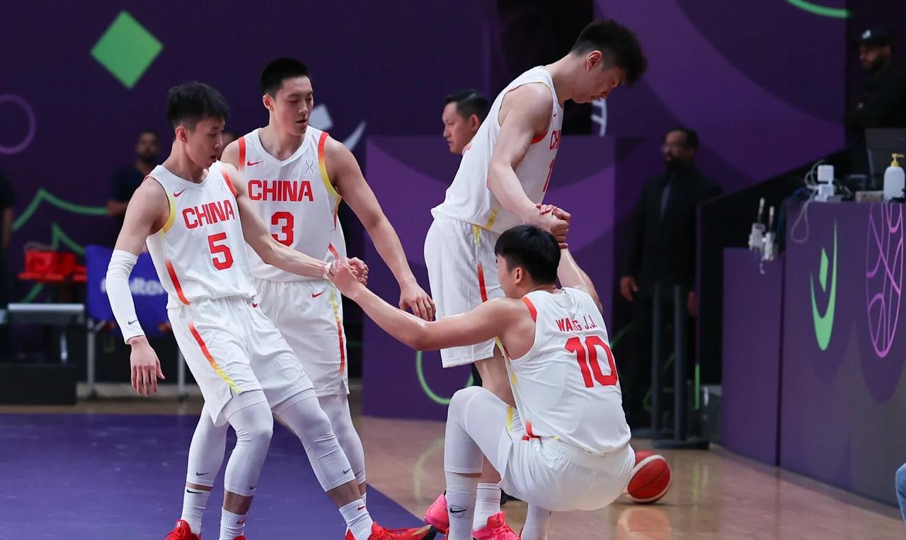 中国男篮连续两场球没盖帽，明知道在最弱的小组，媒体少些吹捧就很有必要
中国队连续