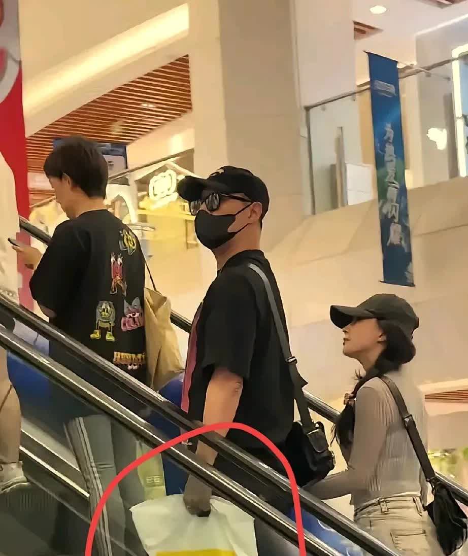 汪峰是消费降级了，还是不舍得啊。
带女朋友逛街怎么也买kkv？
kkv的衣服
