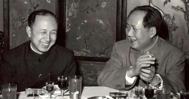 1964年，毛主席在自己的生日宴上，递给钱学森一支烟，而就当他要伸手接烟时，主席