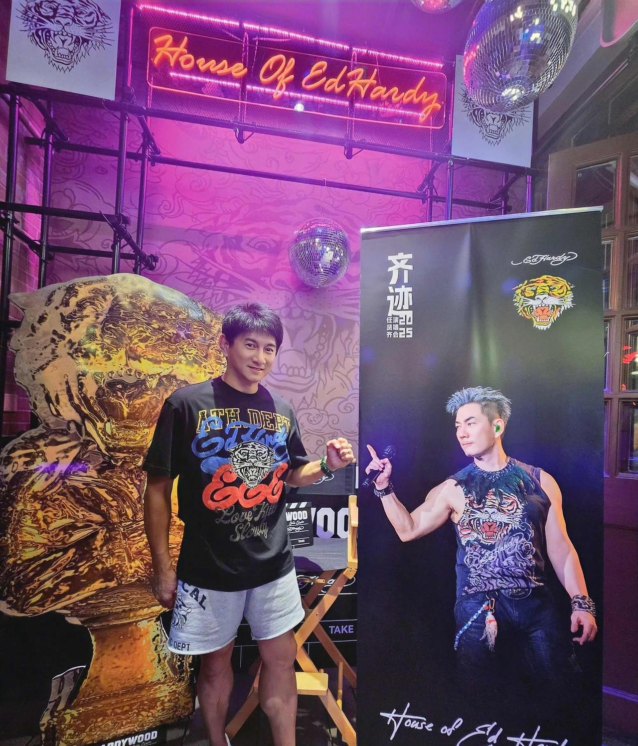 近日，吴奇隆晒与任贤齐杭州演唱会海报的合影，两位都是以歌手出道，然后跨界到演艺圈