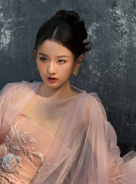 宋祖儿的中式风穿搭，今日的妆造如何？