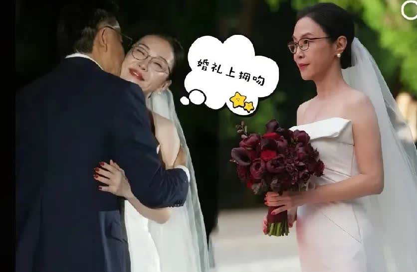李国庆二婚也高调

真心佩服

两个人加起来

有一百二十多岁了吧
