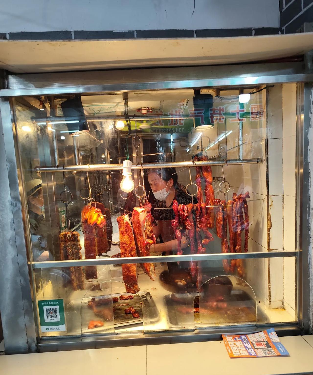 在韶关市区井巷，有间开了几十年的烧肉小档口，店面不大，烟火气却很足。
烧肉、叉烧