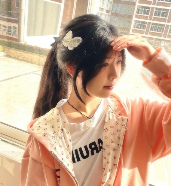 女儿长大了，爱美，让我给她拍照片