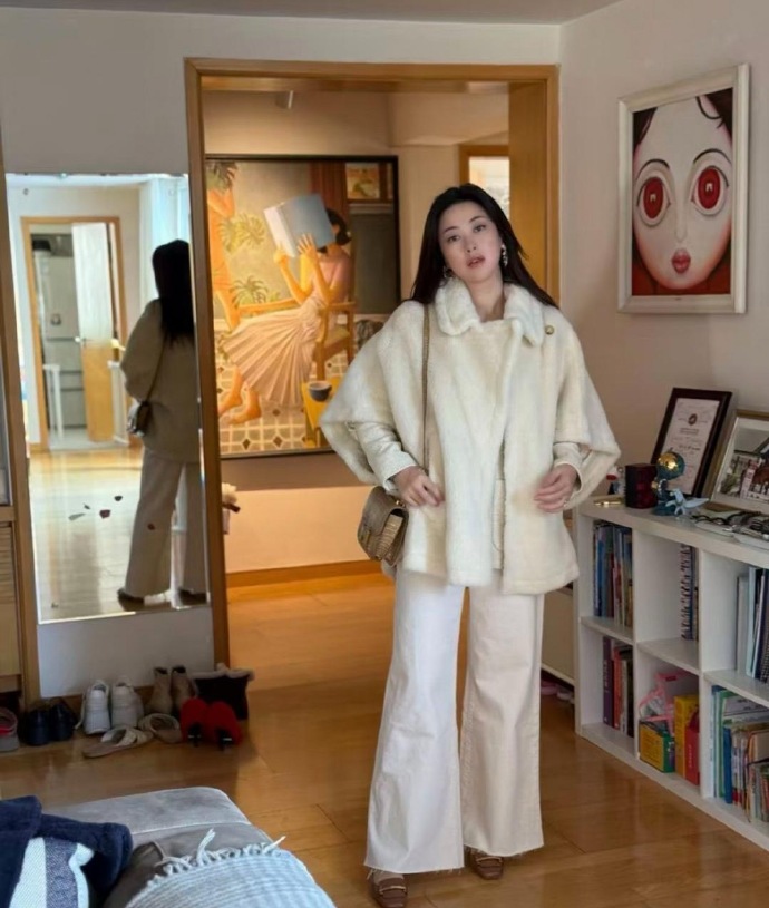 41岁朱珠和老公一起外出逛街，夫妻俩打扮贵气十足，型男配美女，真的太般配了！ ​