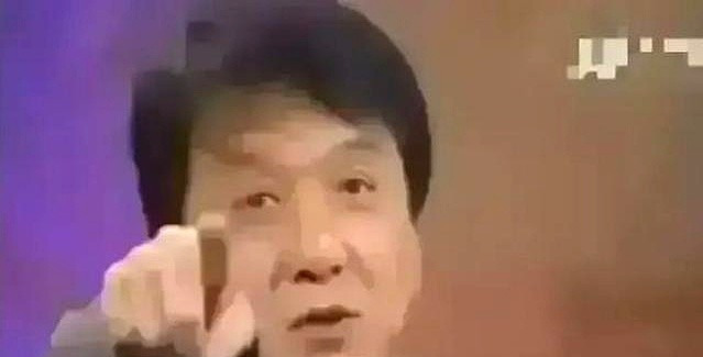 成龙慈善晚会拍卖西装











太炸裂了！见过拍卖古董字画的，可你见