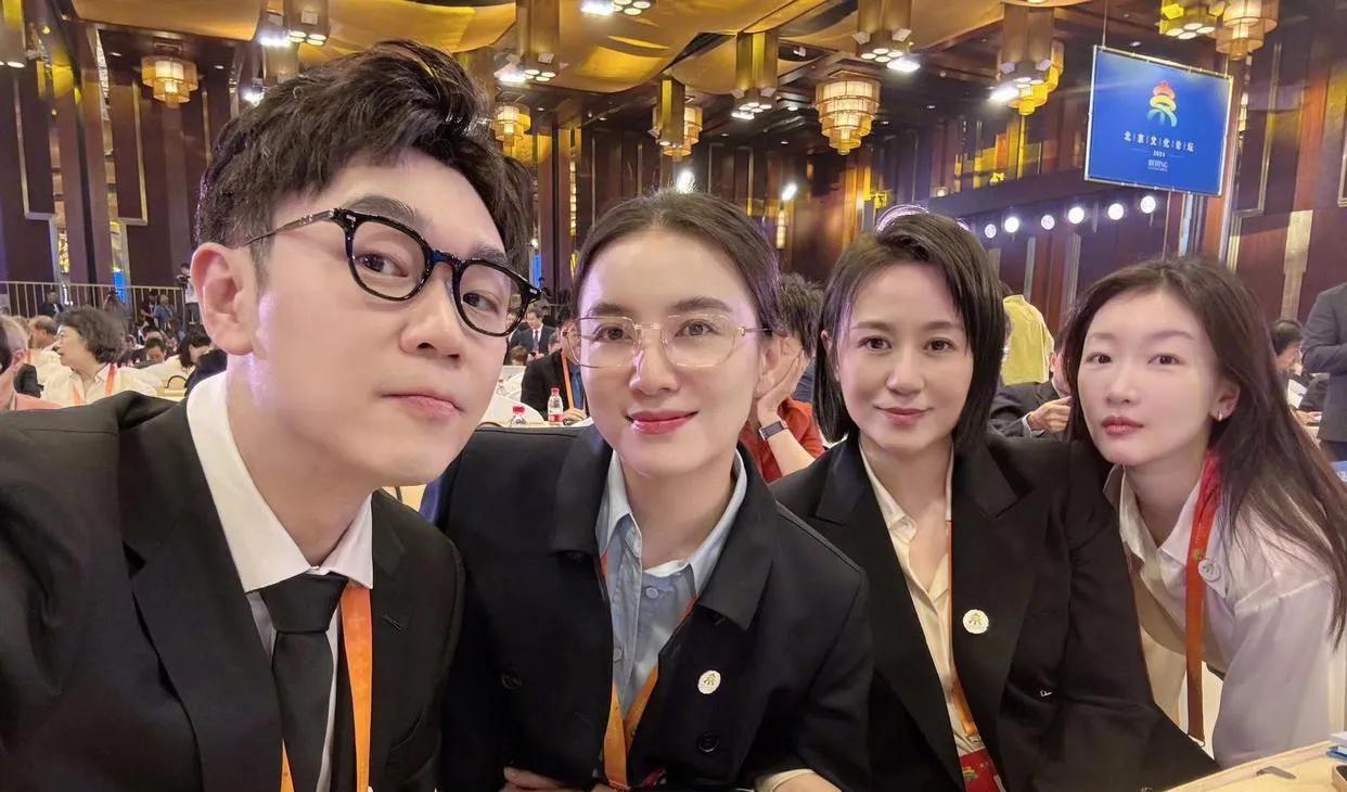 大鹏，宋佳，马丽我认识，最旁边的女生是谁？