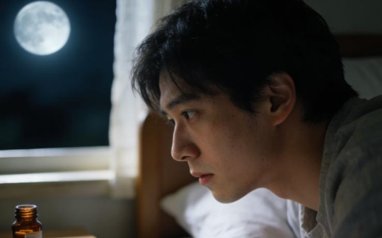 丈夫出差前，我把他的降压药换成钙片，12天后，我接到航空公司来电：女士，我们降落时有位乘客发生意外