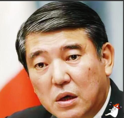 日本政坛释放强烈信号！
日本前防卫大臣石破茂近几日发声了，他警告日本不要再幻想打