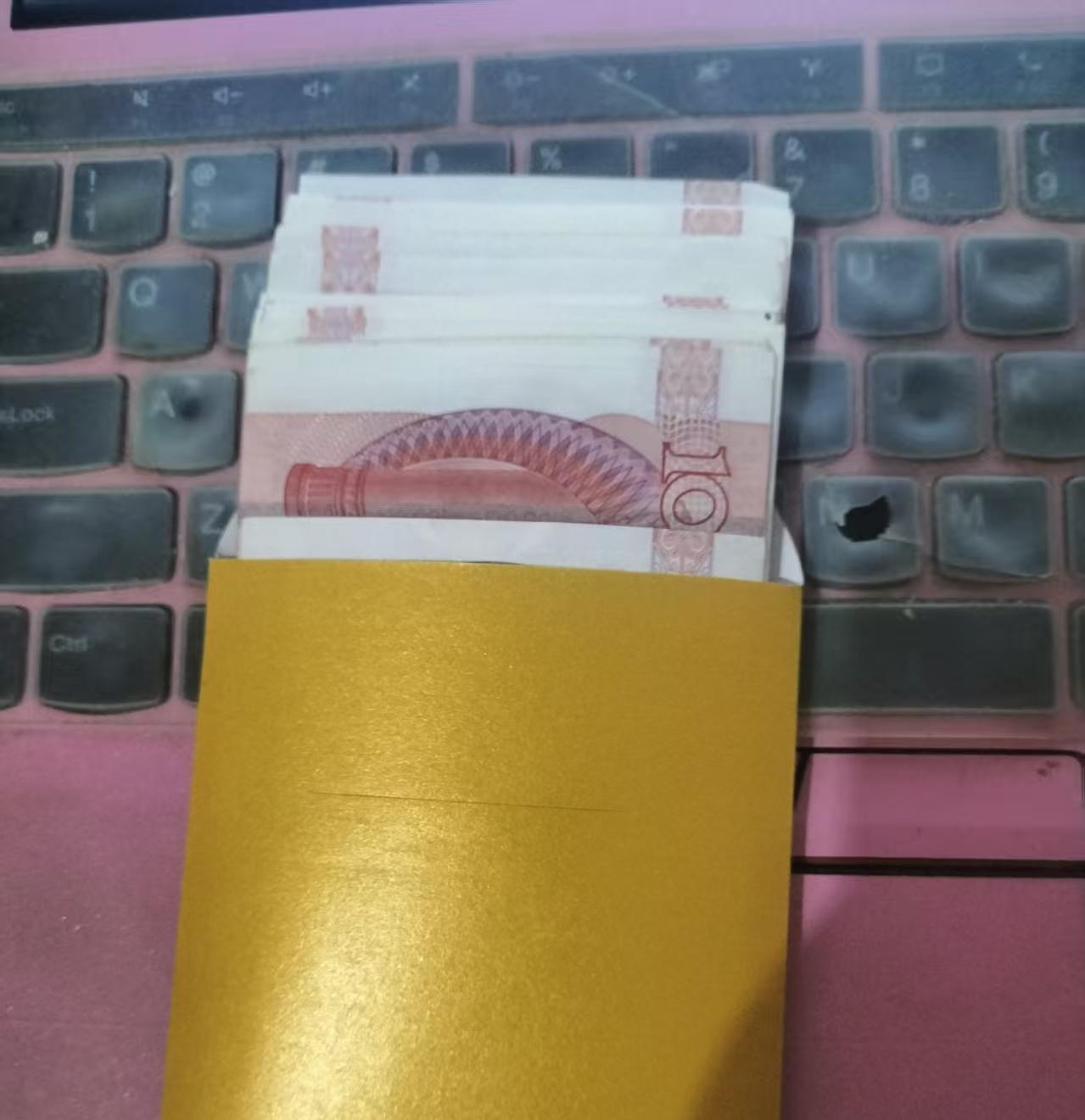 我老公绝对是个合格的好女婿。
今天，孩子和同学一起出去旅游了，孩子出发后，老公说