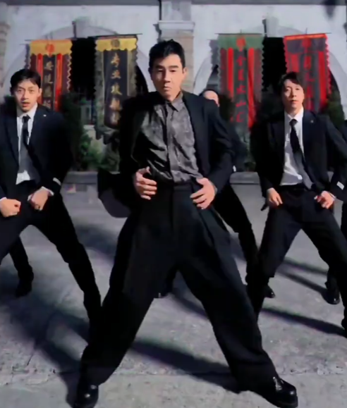 陈小春啊陈小春，
真让人服气，你都已经58岁了，
不是忙着开演唱会，就是在短视频