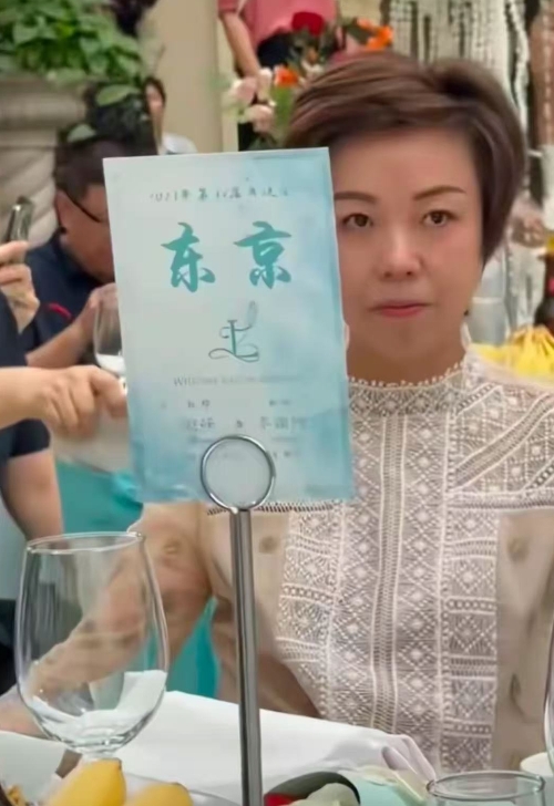张怡宁近照流出，本人越长越成熟漂亮，比打球时更耐看，老公徐威也一起参加酒席，照片