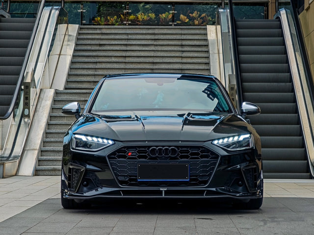 A4不改不如推下海
这样的一台A4就问你喜不喜欢。
A4的改装空间还是蛮大的，看