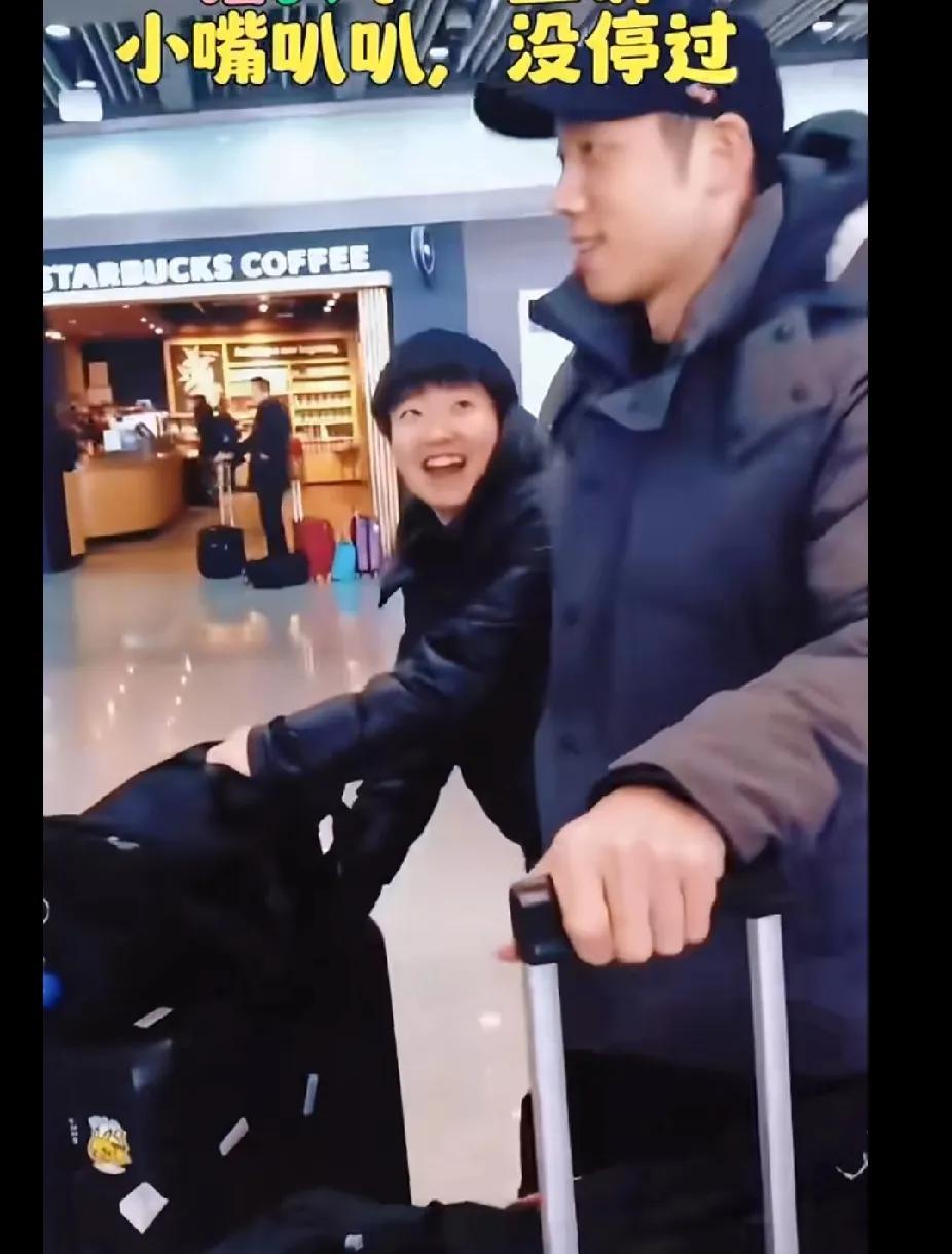 刷到许昕和孙颖莎这对“叔侄”机场同框视频，瞬间被暖到！莎莎弓着身子推推车，仰着小