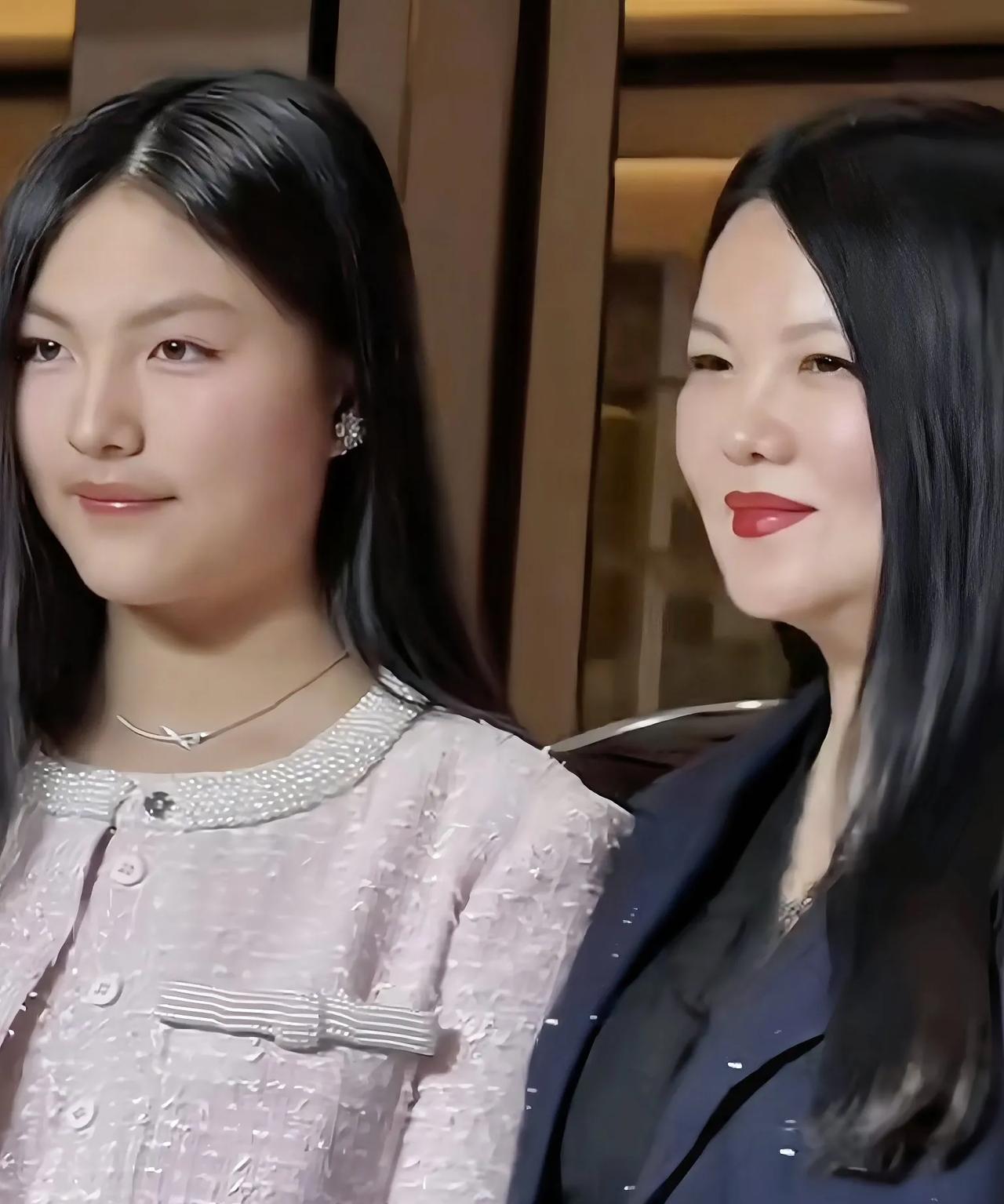 李湘带15岁闺女王诗龄亮相活动引热议
李湘带15岁闺女王诗龄亮相活动！这母女俩往