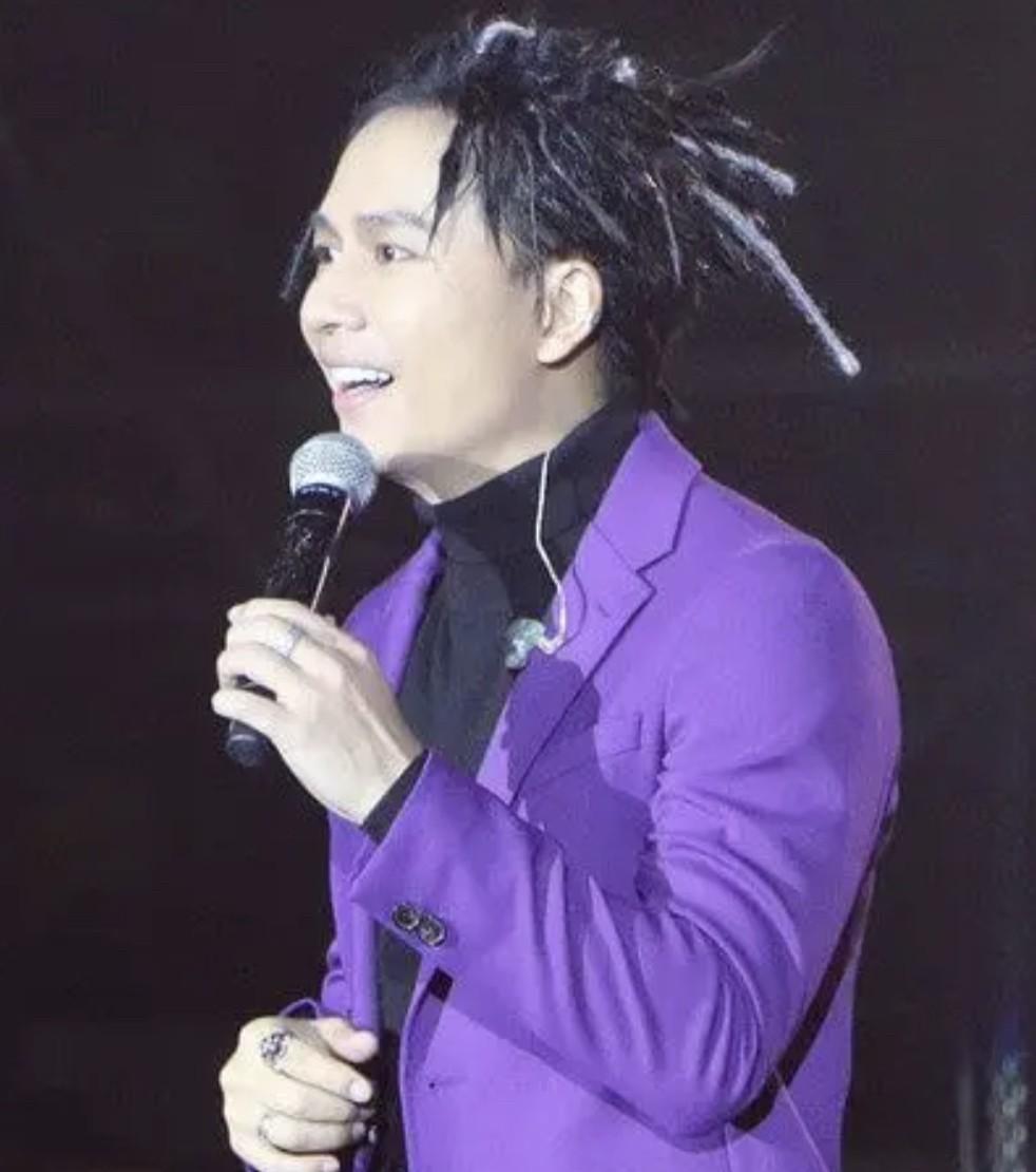 那个凭借“心痛2009”，
霸榜90后彩铃榜的男人，
复出开演唱会了，
不过被网