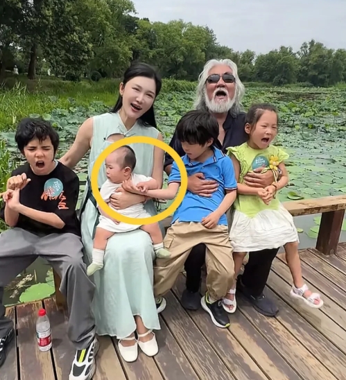 张纪中的家教很好！
端午节当天，张导一家人6口去观看赛龙舟表演🛶，小儿子嘟嘟期