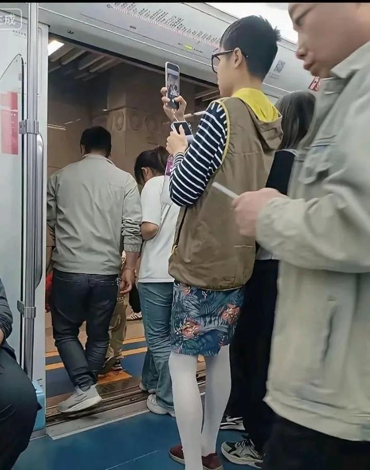地铁偶遇，看帅哥这穿搭，也不知道他是怎么想的，穿成这样出来合适吗？