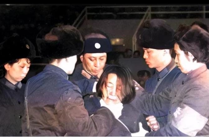 1980年，哈尔滨，王守信在验明正身后，走向了刑场，这是她临刑前留下的一张照片，