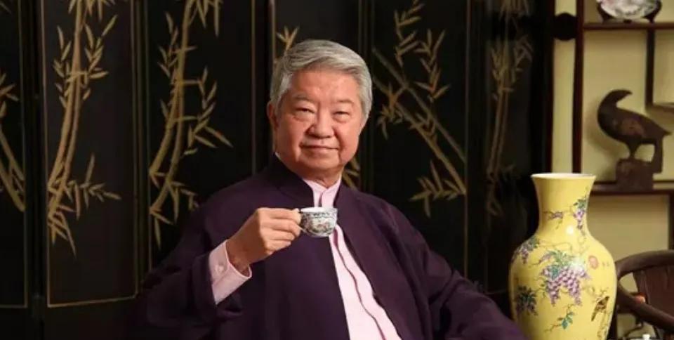他同金庸、黄霑、倪匡并称为“香港四大才子”，四人各有所长，而且均为好友。今年4月
