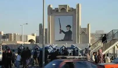 愚蠢的领导人总是过分相信自己的魅力，过分相信自己在百姓心目中的威望。
也许平时