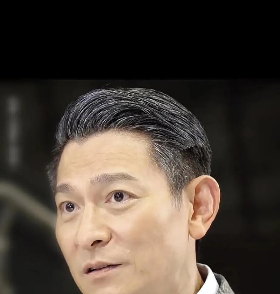 普通的男人有了白发，
忧虑极了。
到了老刘这里，
白发反而更有味道，比他染黑发还