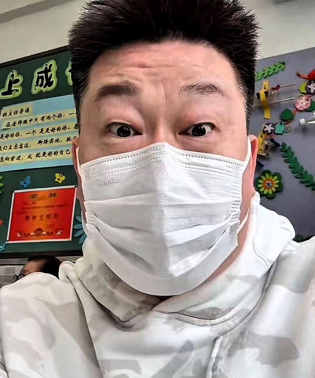 德云社的张鹤伦这回藏不住了！去学校给儿子开家长会，全程戴着口罩想低调，结果那标志