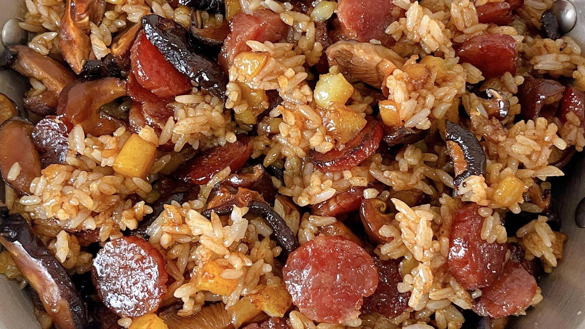 一锅端的山川风物：香菇腊肠土豆饭