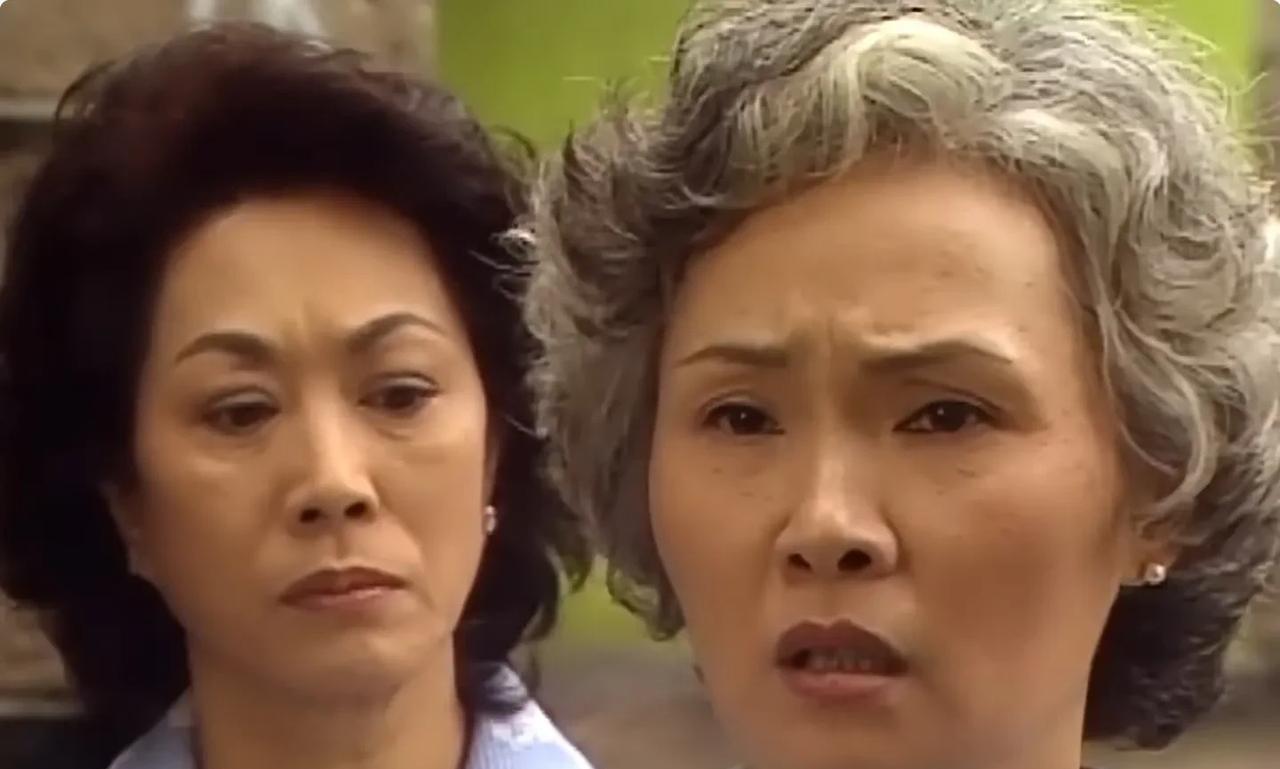 香港女星雪妮相濡以伴56年的丈夫唐佳在雪妮住院期间跳楼轻身。
雪妮和唐佳1979