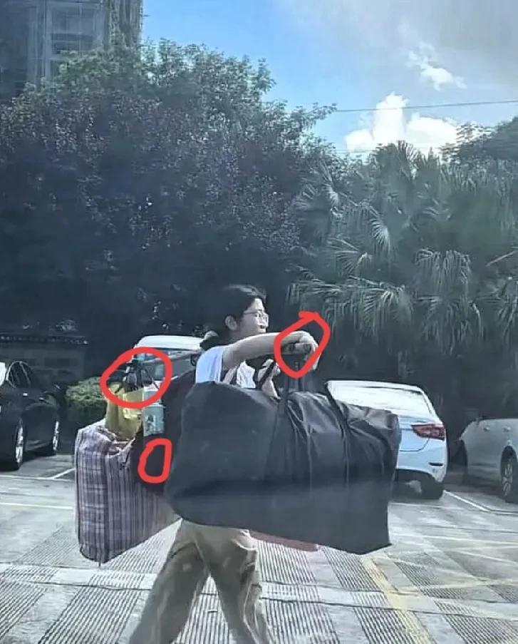 高考刚结束!
就刷到一条让人破防的视频！
广西桂林一女生高考后自己挑着两大包行李