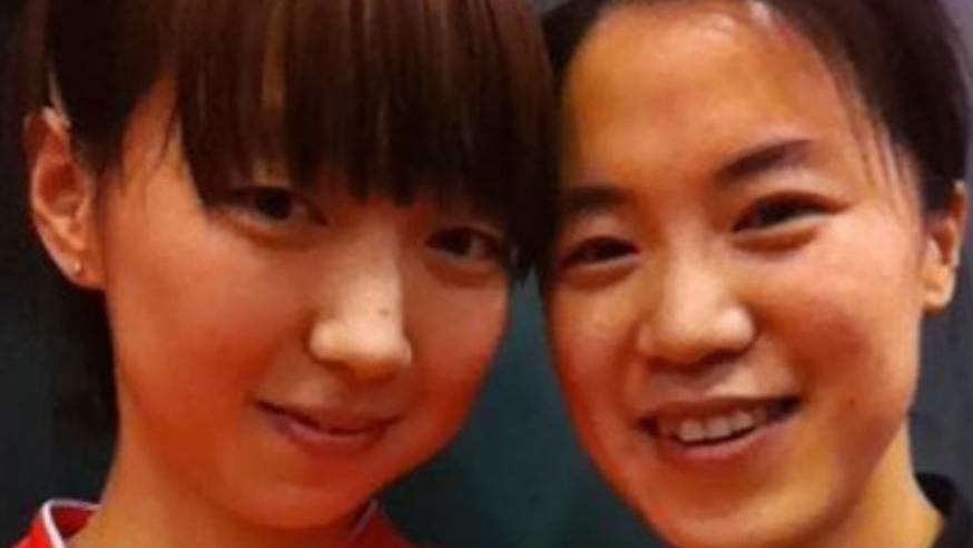 在王楠的身边，这位卧蚕很漂亮的姑娘，也是一位乒乓球世界冠军哦