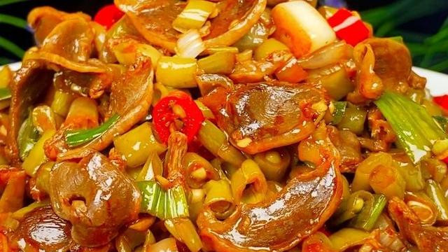 酸辣鸡杂：传统美味与烹饪艺术的完美结合