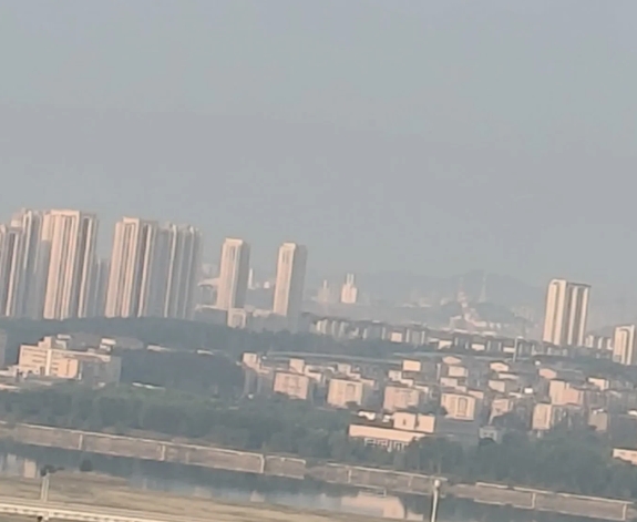 我同事挺聪明的
他离婚后，处了一个女朋友，还带着一个姑娘，姑娘长大以后， 找男朋