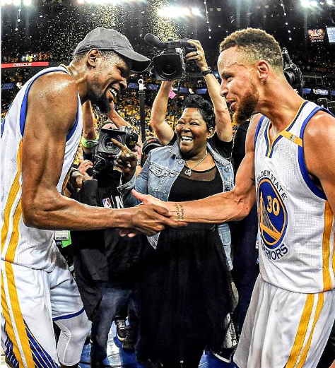 为何杜兰特两夺FMVP，却说库里是两连冠时期领袖？人情世故还是另有玄机！

20