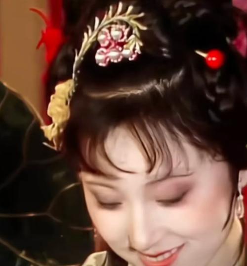 2010年，演员欧阳奋强说：“当年陈晓旭和饰演袭人的袁玫一起到我家做客，刚好碰到