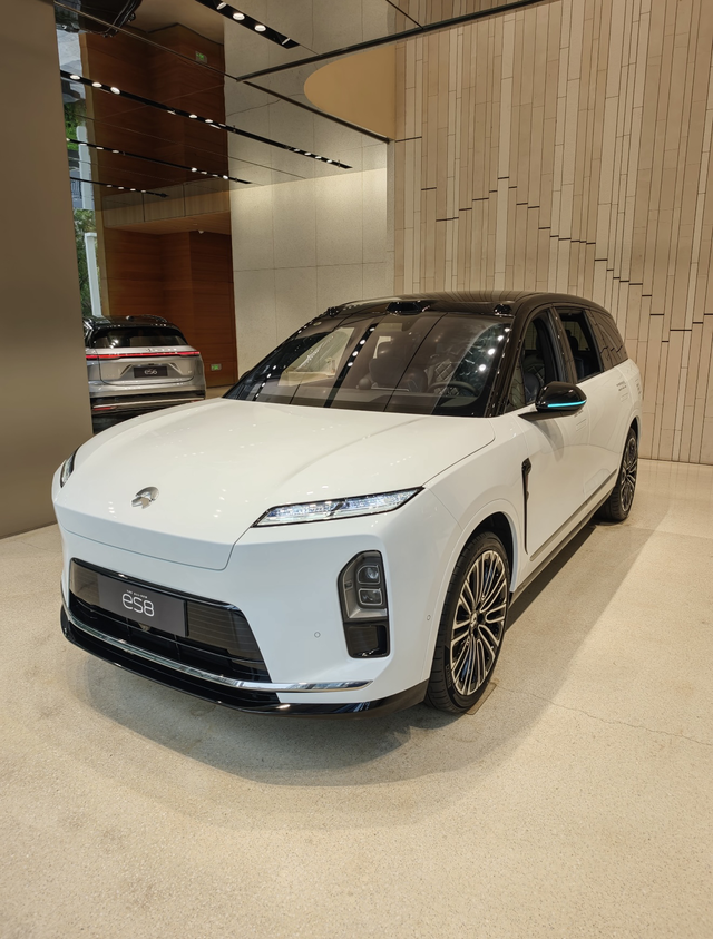 今天试驾了蔚来第三代ES8
试驾车是签名版22寸轮毂，分享下试驾感受及优缺点
优
