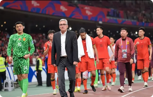 亚洲区18强比国足更久无缘世界杯的球队：

1、阿联酋，上一次进世界杯1990年