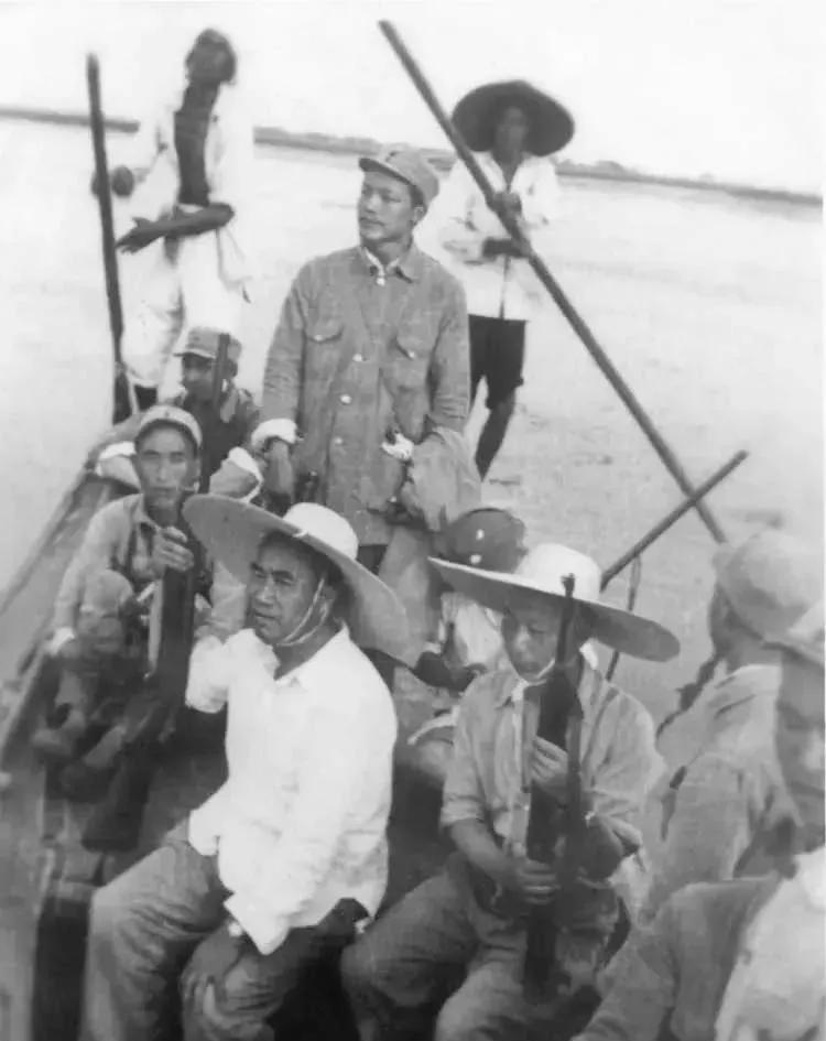1945白洋淀珍贵老照片：朱老总聂帅与雁翎队的抗战瞬间
1945年夏，抗战胜利曙