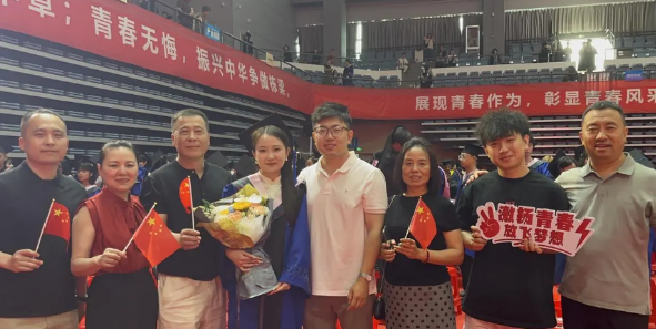 毕业典礼秒变“亲家见面会”，八口之家跨省庆祝“团宠”毕业
极目新闻记者 向一帆