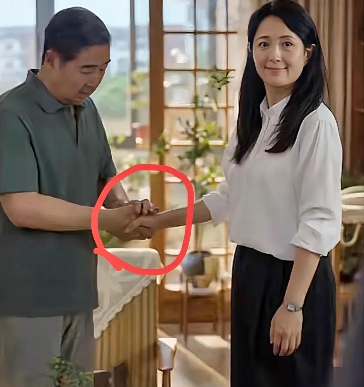 我问我妈，连亦怜找到新对象了，为什么要来给沈卓然送喜糖呀？不尴尬嘛？
我妈说，这
