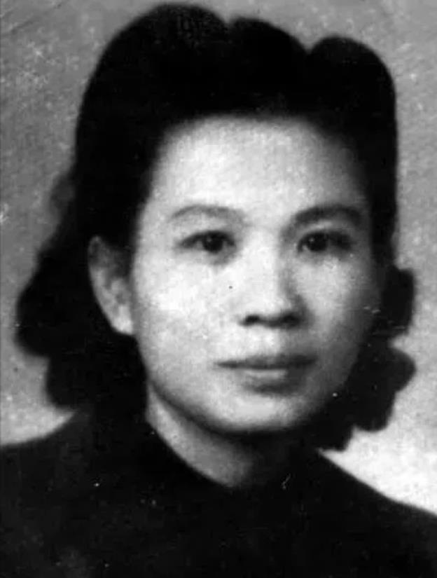 她是个军阀家里出身的女子，最后却被自己伯父秘密杀害。

她死的时候，戴着生锈的手