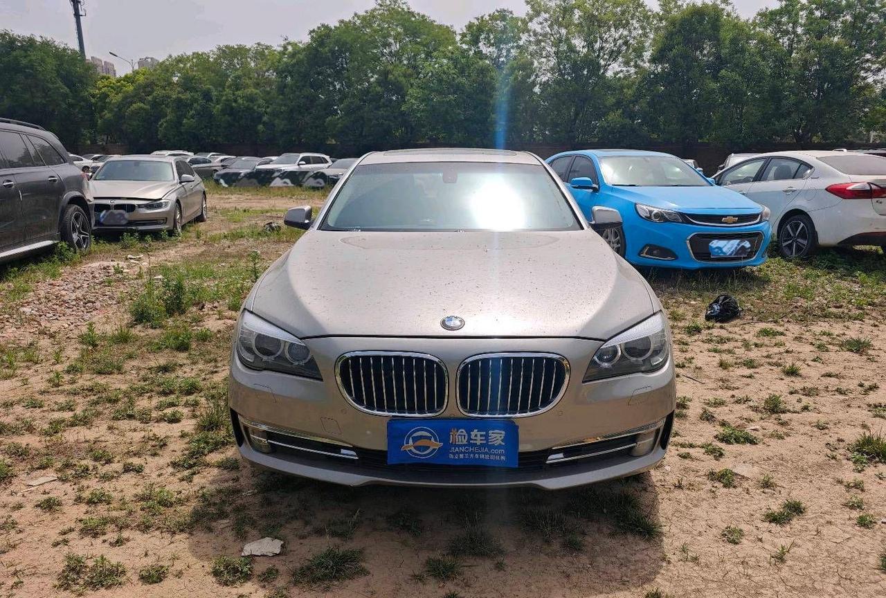 原价180万，二手只卖5万，这辆十多年的宝马7系，不如拆车卖零件吧！
前两天检测