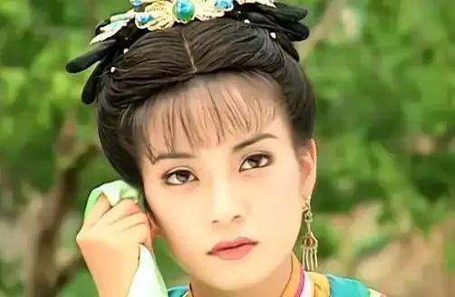 重温《还珠格格》才发现
第一部中小燕子的妆造真的很好看
虽没有紫薇的温婉秀气
但