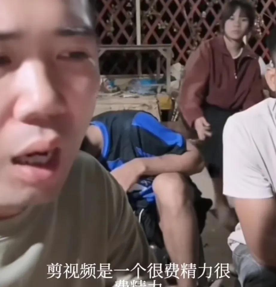 小陈直播时自证清白: 没有团队！
面对网友质疑他背后有团队，直播时，小陈着急解释