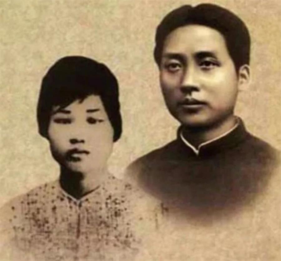 1949年，长沙刚解放，向振熙站在堂屋中央，手抚一张发黄的黑白照片，泪水止不住地