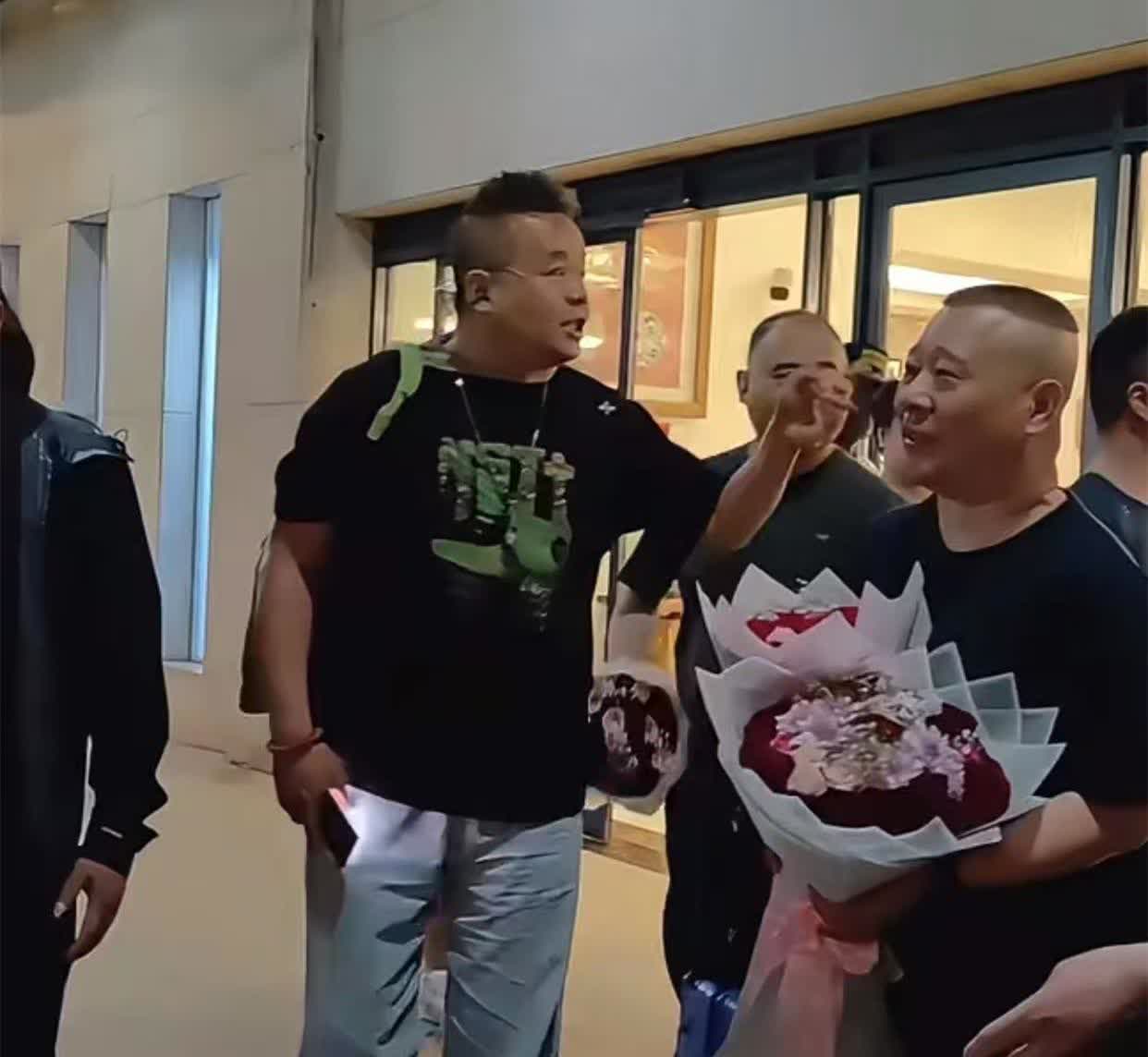 德云社世界巡演第二站，坦桑尼亚达累斯萨拉姆！
落地后，主办方、当地观众机场迎接