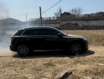 淄博淄河边露营地，发生一起奥迪车火灾。3月22日，一辆黑色奥迪SUV停在干草堆上