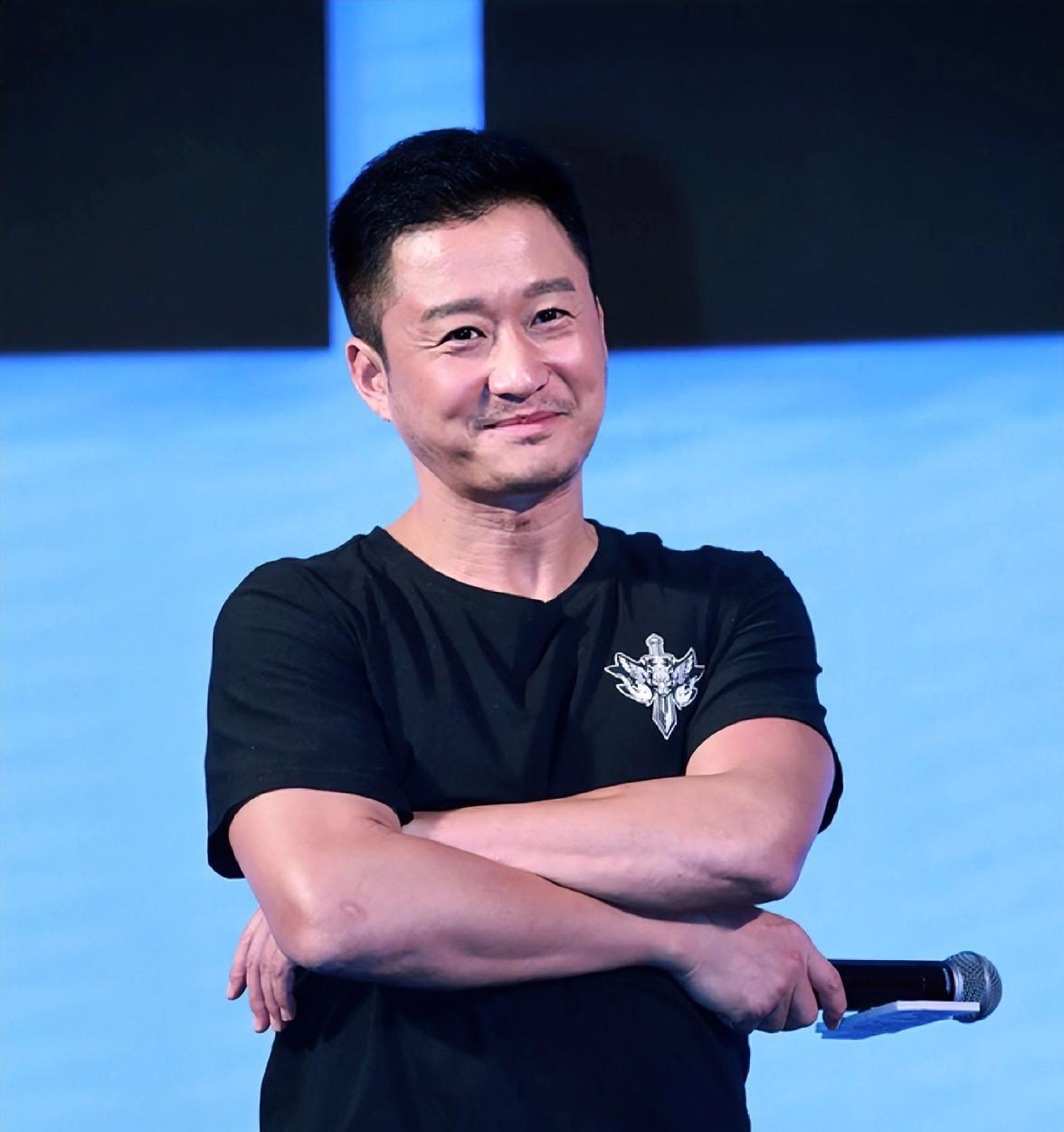 一觉醒来，
吴京又天塌了，
不仅自己的电影因票房不佳而撤档，自己之前接受采访的视
