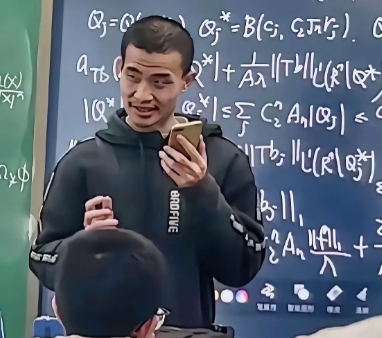 全网最懵的人就是韦东奕了吧，

他怎么也想不到，

这个世界太奇怪了，竟然有这么