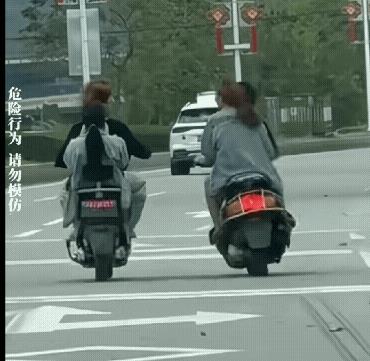 这货出事是迟早的！小伙骑电动车带着女孩“耍帅”，不停在路上走曲线，他不怕，别人都